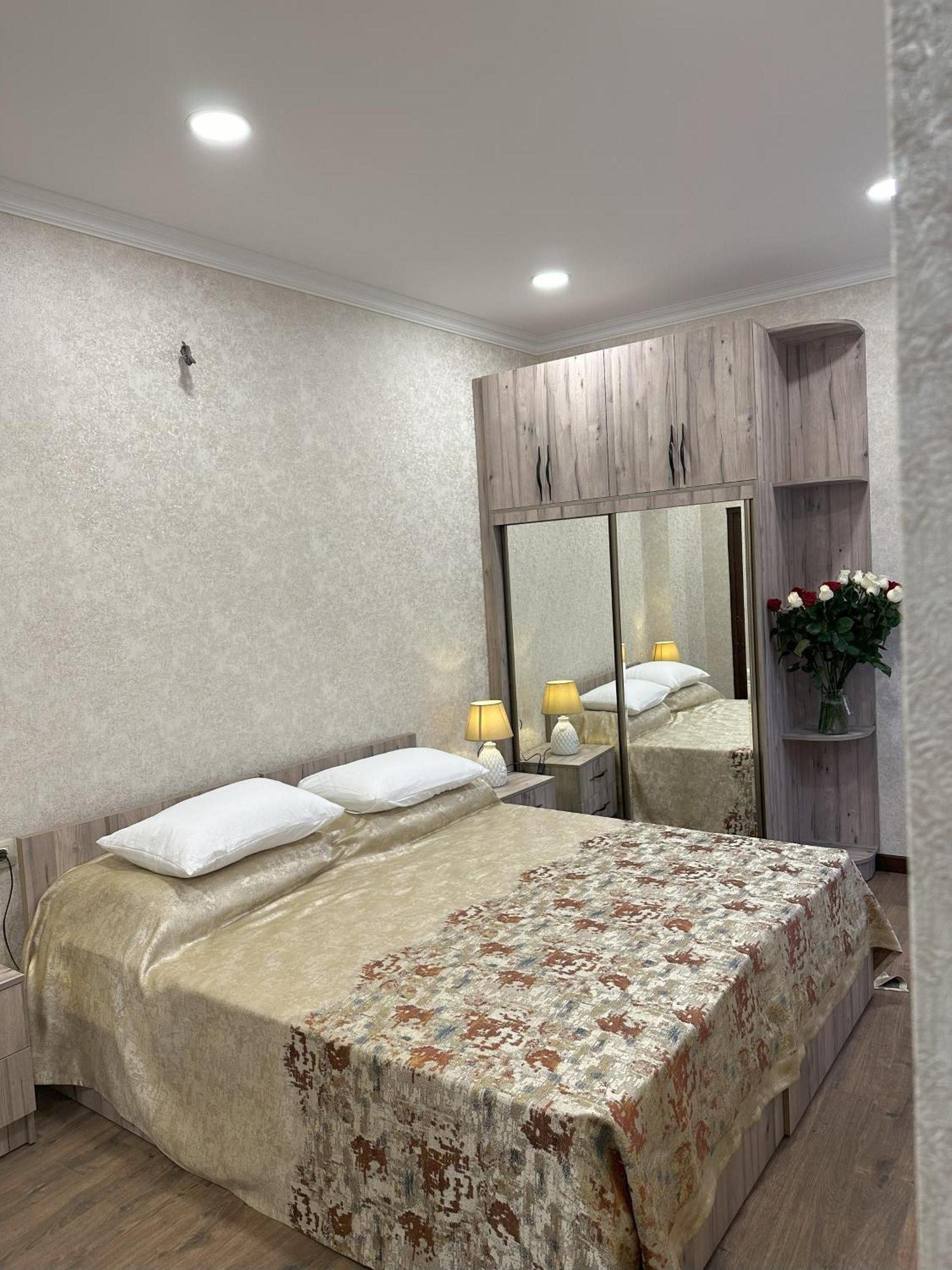 Three Palms Guest House Tbilisi Exterior foto
